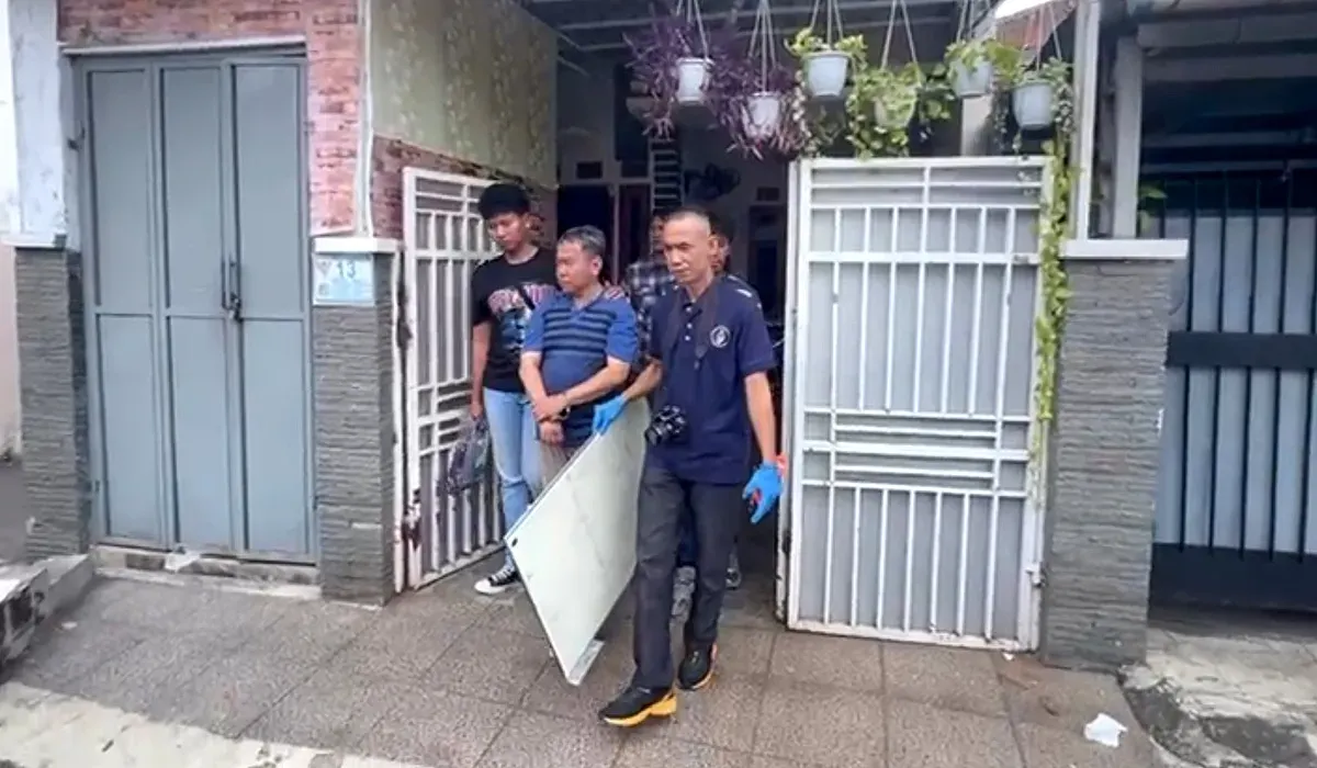 Unit PPA Polres Jakarta Selatan saat menangkap guru ngaji berinisial AF, 54 tahun, di Tebet, Jakarta Selatan, pada Sabtu, 28 Juni 2025. (Sumber: Dok Polres Jakarta Selatan)