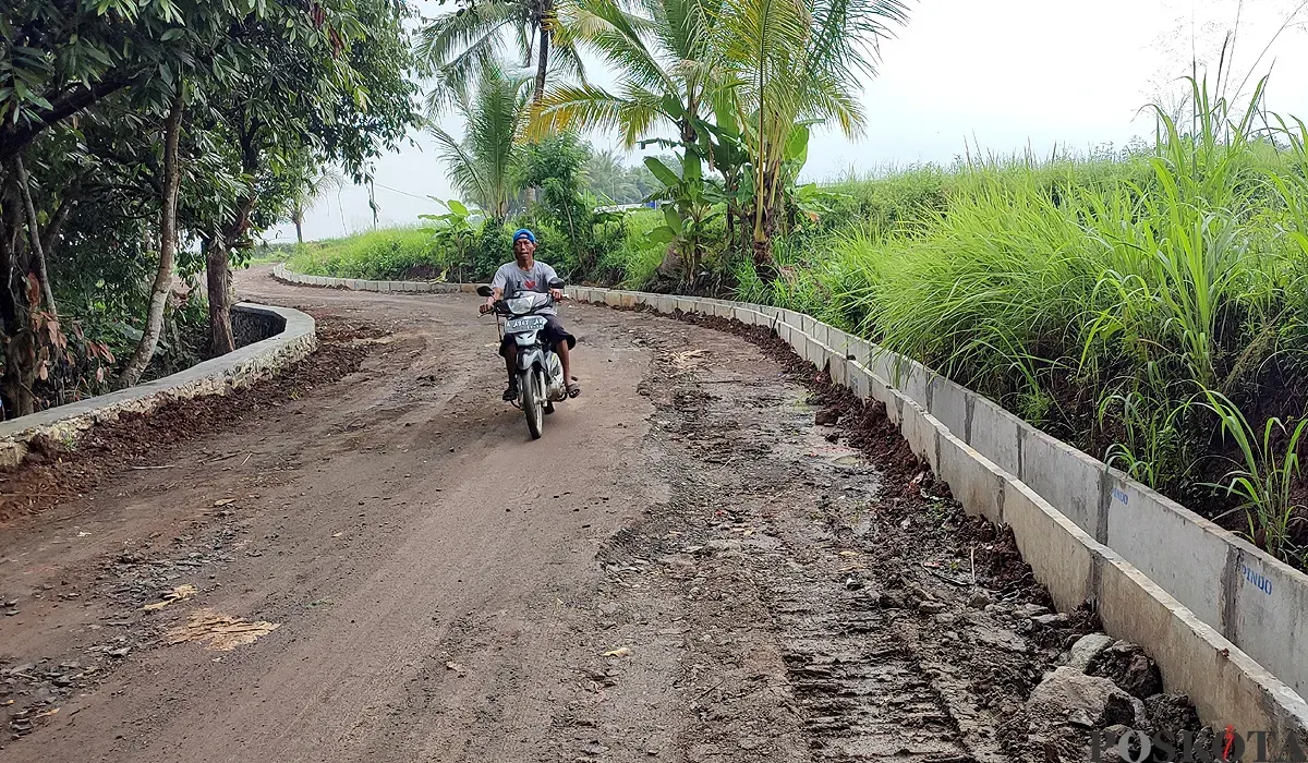 Salah satu proyek pembangunan jalan di Cimanuk, Pandeglang, yang jadi temuan BPK. (Sumber: POSKOTA | Foto: Samsul Fatoni)
