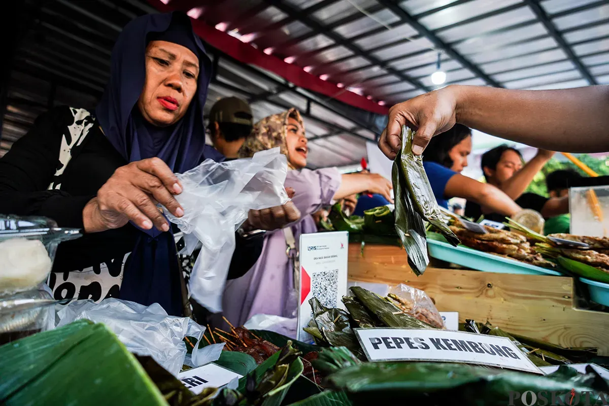 Pedagang melayani pembeli berbagai macam kudapan untuk berbuka di hari pertama puasa yang dijajakan oleh sejumlah pedagang di pasar takjil Bendungan Hilir, Jakarta, Sabtu, 1 Maret 2025. (Sumber: Poskota/Bilal Nugraha Ginanjar)