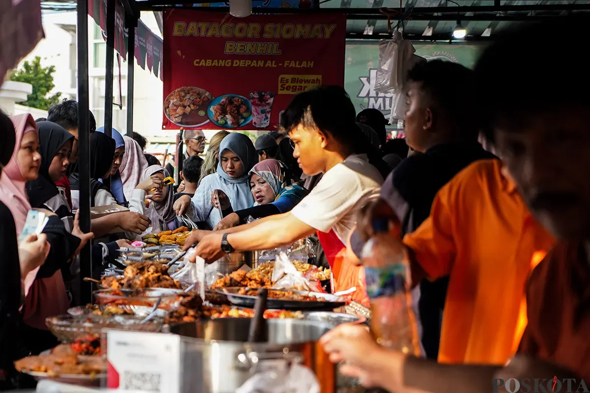 Pedagang melayani pembeli untuk berbuka di hari pertama puasa di pasar takjil Bendungan Hilir, Jakarta, Sabtu, 1 Maret 2025. Menariknya kini ada tradisi ngabuburit dan war takjil. (Sumber: Poskota/Bilal Nugraha Ginanjar)