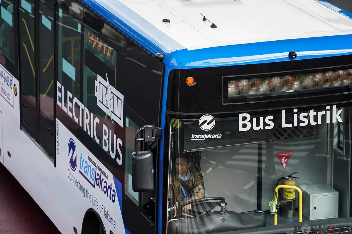 Sejumlah calon penumpang Mass Rapid Transit (MRT) dan Transjakarta menunggu kedatangan kereta dan bus di Stasiun MRT Blok M dan Halte Transjakarta ASEAN, Jakarta Selatan, Sabtu, 1 Maret 2025. (Sumber: Poskota/Bilal Nugraha Ginanjar)