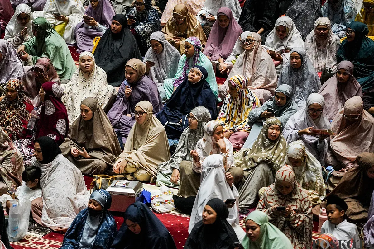 Umat Muslim melaksanakan shalat tarawih pertama Ramadhan 1446 H di Masjid Istiqlal, Jakarta, Jum'at, 28 Februari 2025. (Sumber: Poskota/Bilal Nugraha Ginanjar)