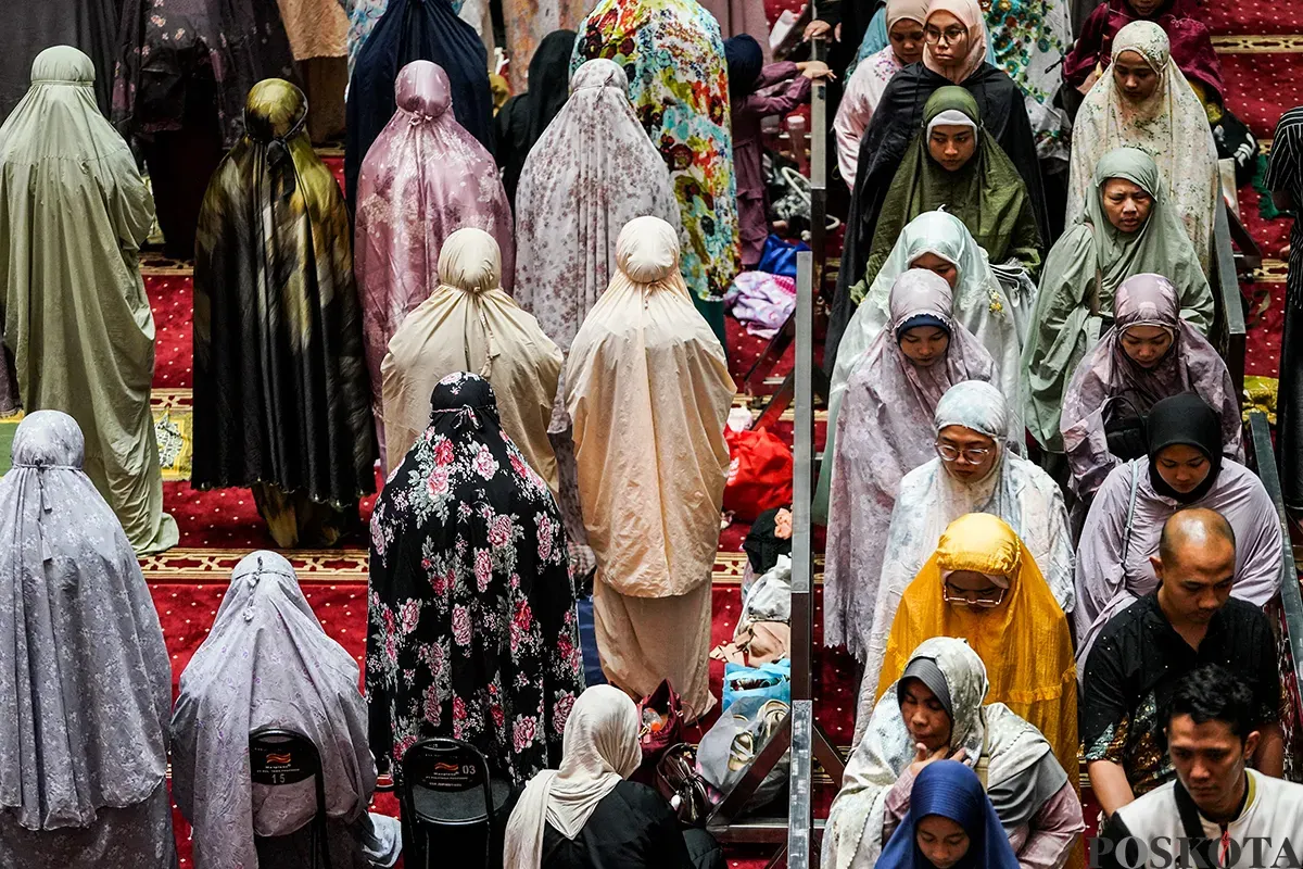 Umat Muslim melaksanakan shalat tarawih pertama Ramadhan 1446 H di Masjid Istiqlal, Jakarta, Jum'at, 28 Februari 2025. (Sumber: Poskota/Bilal Nugraha Ginanjar)