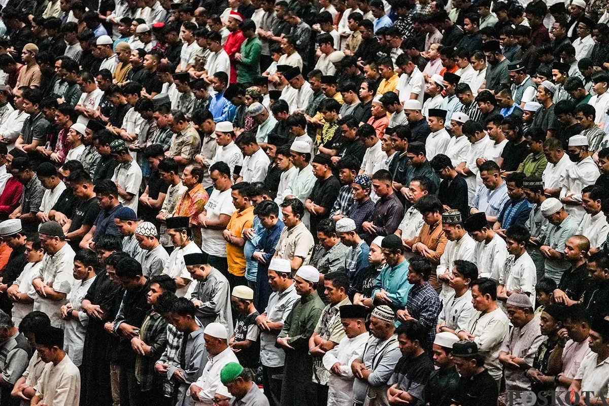 Umat muslim melaksanakan salat di Masjid Istiqlal, Jakarta Pusat. (Sumber: Poskota/Bilal Nugraha Ginanjar)
