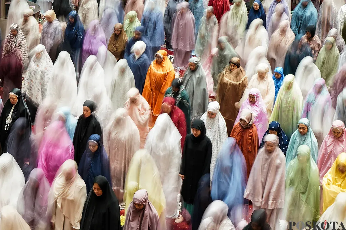 Umat Muslim melaksanakan shalat tarawih pertama Ramadhan 1446 H di Masjid Istiqlal, Jakarta, Jum'at, 28 Februari 2025. (Sumber: Poskota/Bilal Nugraha Ginanjar)