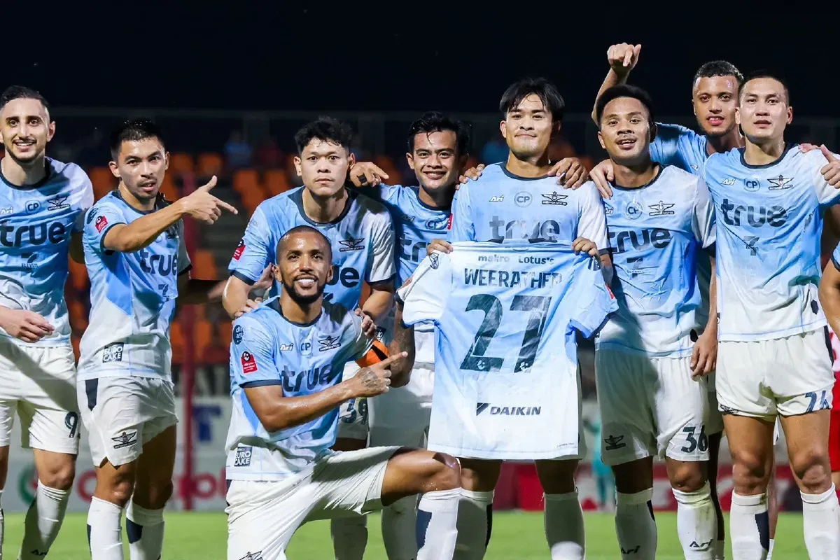 Para pemain Bangkok United merayakan kemenangan atas Sukhothai FC di pekan 23 Thai League 1 2024-25. (Sumber: Instagram @true_bangkok_united)