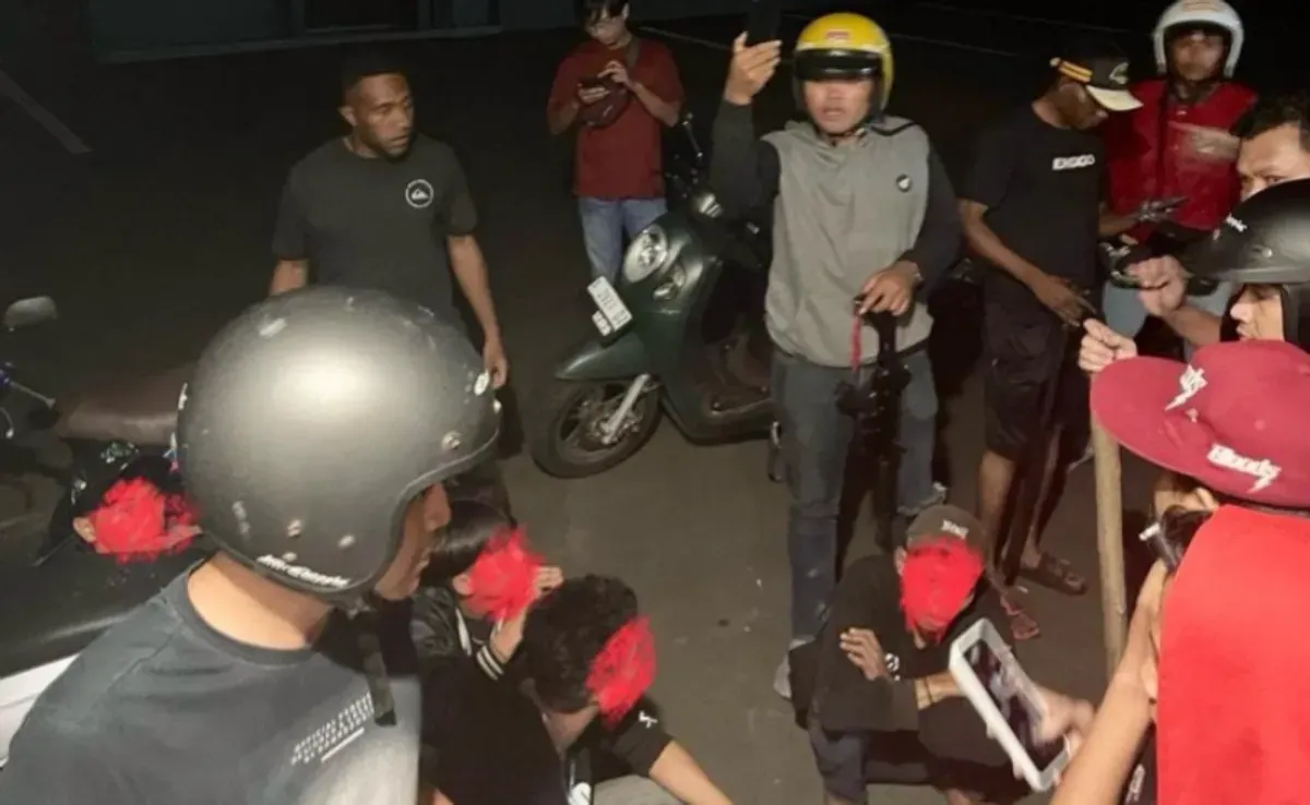 Tim Satgas Ksatria saat mengamankan belasan remaja bersenjata tajam di jalan Abdul Fatah Hasan Kota Serang. (Sumber: Dok. Polresta Kota Serang)