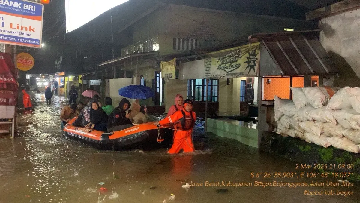 Tim BPBD Kab Bogor mengevakuasi warga dan melalukan pembersihan pasca banjir, Senin 3 Maret 2025. (Sumber foto: BPBD Kab Bogor)