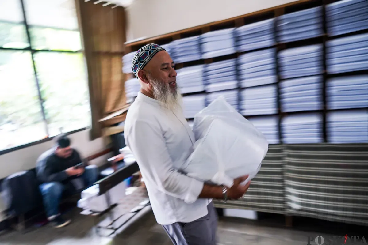 Petugas mengerjakan proses pembuatan Al Quran Braille mulai dari penyalinan ayat-ayat hingga pengemasan di Percetakan Yayasan Penyantun Wyata Guna, Bandung, Jawa Barat, Senin, 3 Maret 2025. (Sumber: Poskota/Bilal Nugraha Ginanjar)