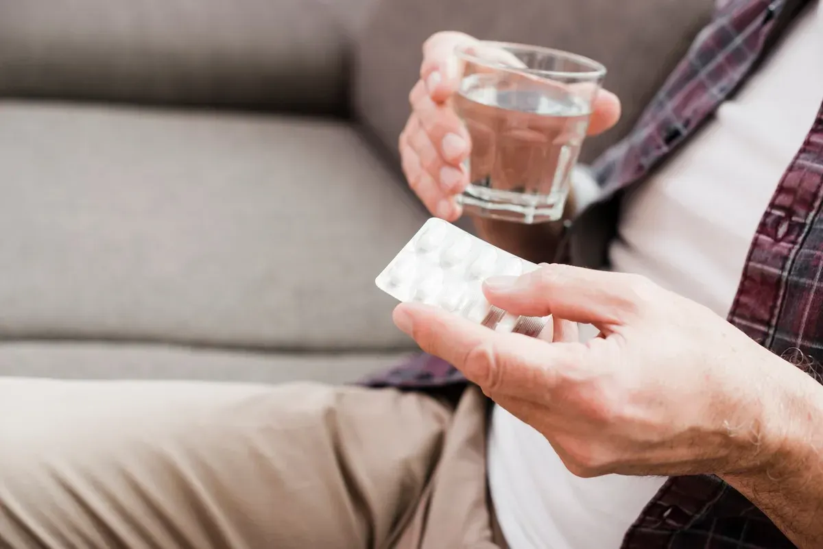 Ilustrasi. tips minum obat rutin saat puasa Ramadhan. (Sumber: Freepik)