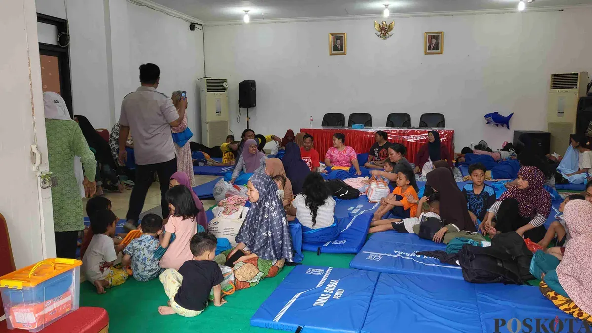 Suasana di lokasi pengungsian warga di Kantor Kelurahan Bidara Cina, Jatinegara, Jakarta Timur, Senin, 3 Maret 2025. (Sumber: Poskota/Pandi Ramedhan)