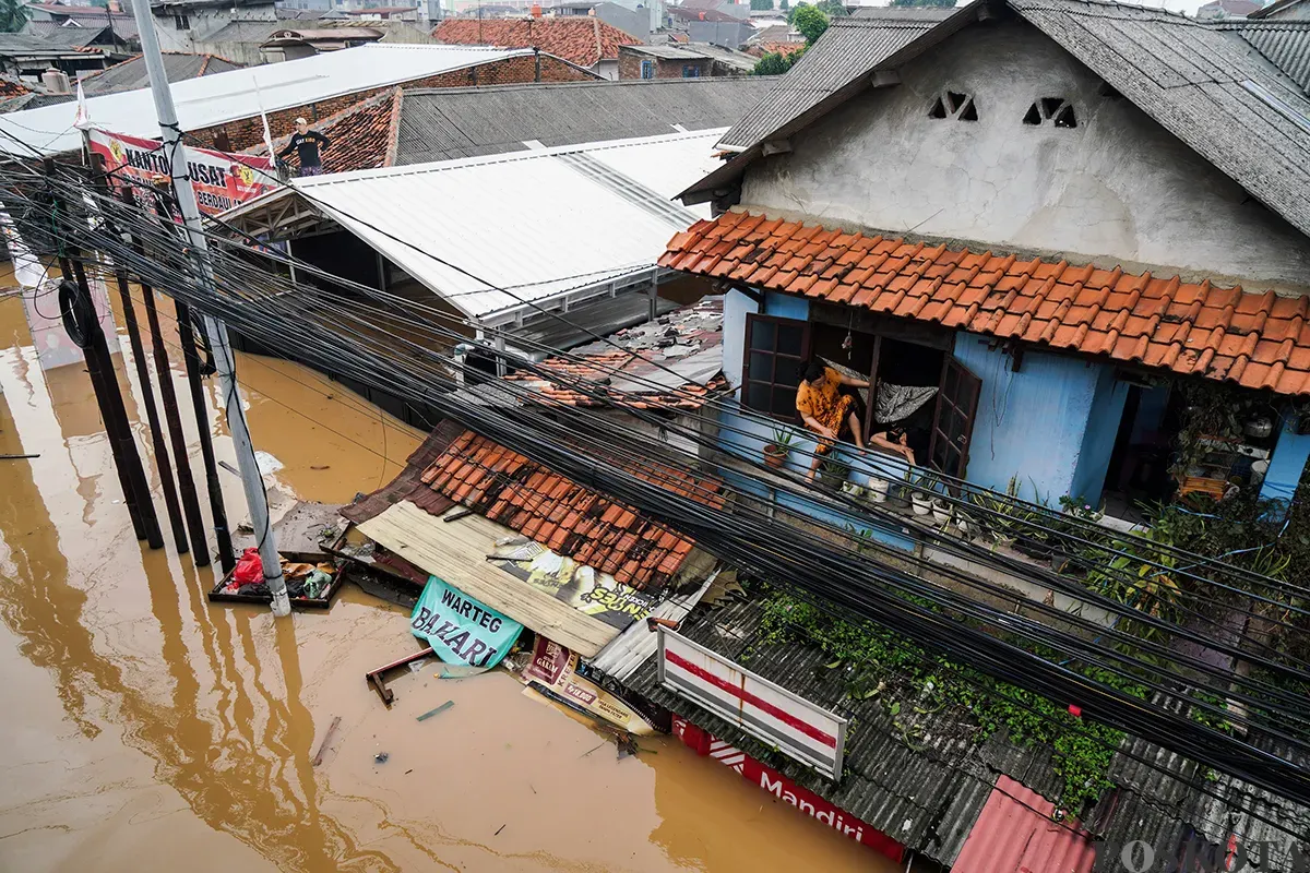 Sejumlah warga yang terdampak banjir akibat luapan air Sungai Ciliwung, berupaya menyelamatkan barang-barangnya di Kelurahan Rawajati, Pancoran, Jakarta Selatan dan Kelurahan Cililitan, Kramat Jati, Jakarta Timur, Selasa, 4 Maret 2025. (Sumber: Poskota/Bilal Nugraha Ginanjar)