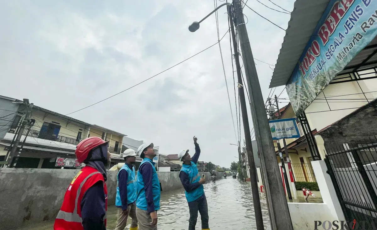 Manager PLN UP3 Bintaro, Hendar Prisnadianta (kedua dari kanan) memeriksa kondisi jaringan kelistrikan di Perumahan Pondok Maharta, Tangerang Selatan, yang dilanda banjir. (Sumber: Dok. PLN UID Jakarta Raya)