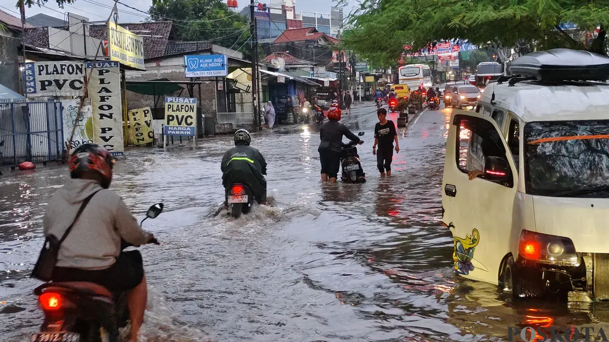 Banjir di Jalan Raden Fatah, Kecamatan Ciledug, Kota Tangerang, Selasa, 4 Maret 2025. (Sumber: Poskota/Veronica Prasetio)