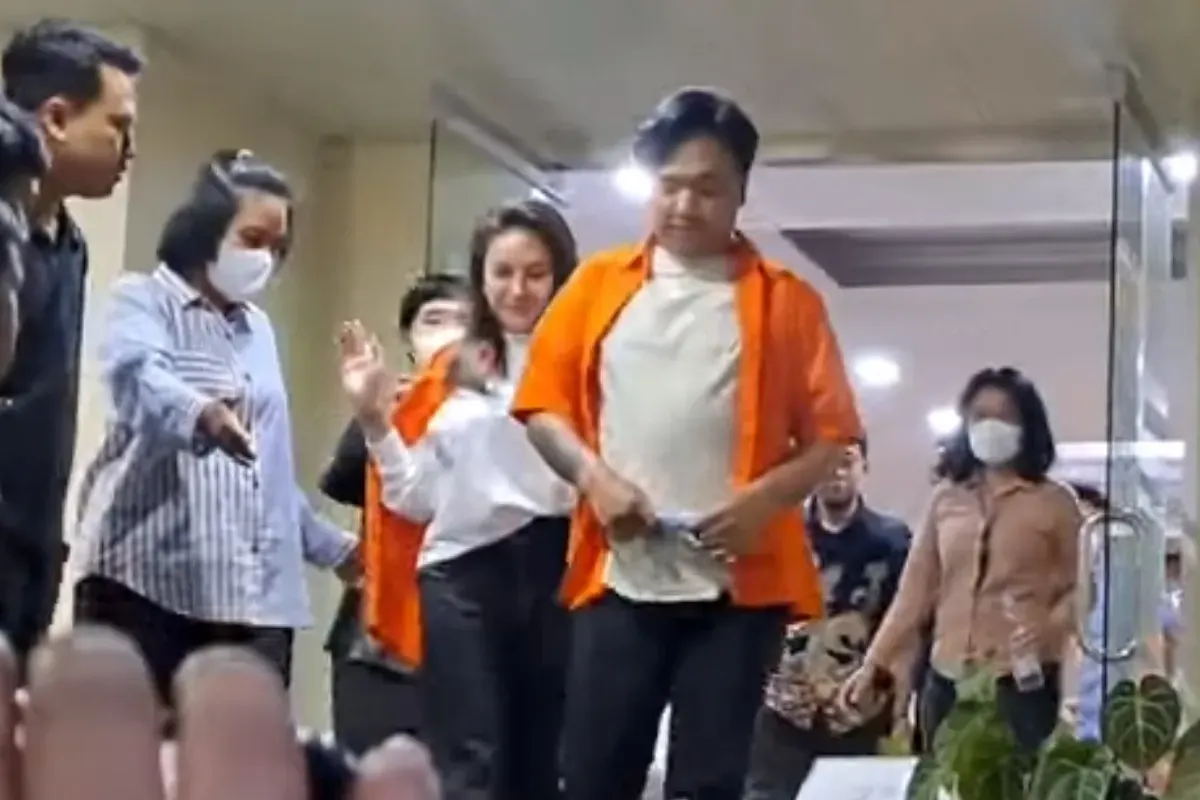 Nikita Mirzani Ditahan atas Kasus Pemerasan, Aksinya yang Bak Model Langsung Jadi Sorotan (Sumber: Tangkap Layar YouTube/Intens Investigasi)