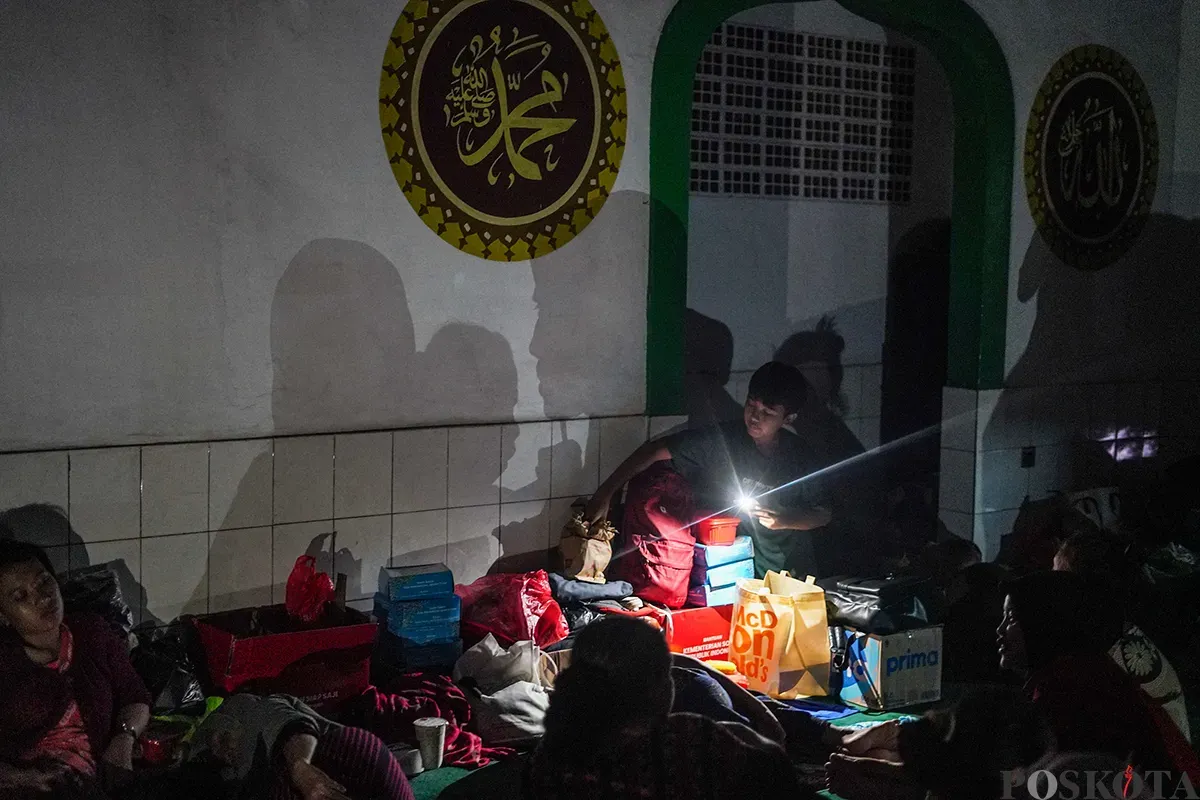 Sejumlah aktivitas warga terdampak banjir saat mengungsi di area gedung kampus Universitas Binawan Cililitan, Jakarta Selatan, Rabu, 4 Maret 2025. (Sumber: Poskota/Bilal Nugraha Ginanjar)