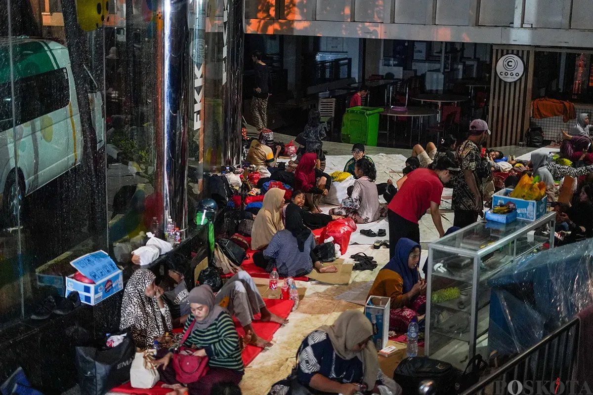 Sejumlah aktivitas warga terdampak banjir saat mengungsi di area gedung kampus Universitas Binawan Cililitan, Jakarta Selatan, Rabu, 4 Maret 2025. (Sumber: Poskota/Bilal Nugraha Ginanjar)