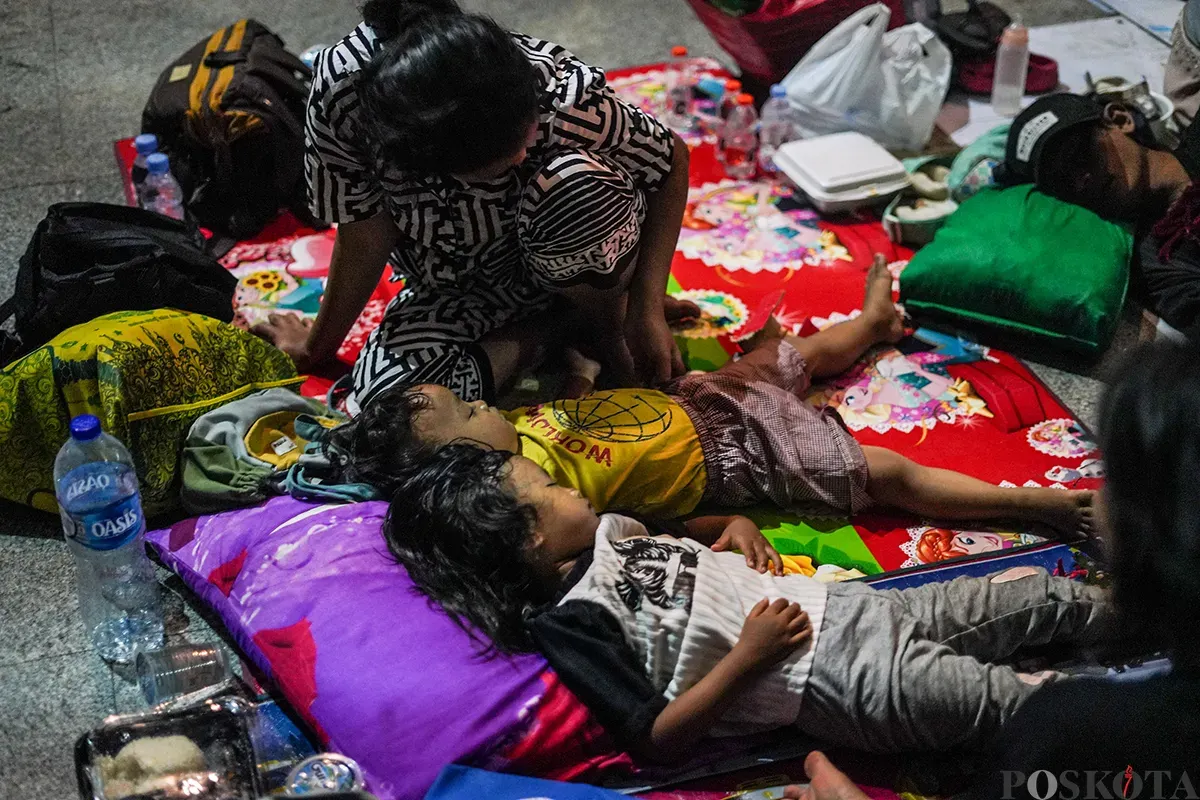 Sejumlah aktivitas warga terdampak banjir saat mengungsi di area gedung kampus Universitas Binawan Cililitan, Jakarta Selatan, Rabu, 4 Maret 2025. (Sumber: Poskota/Bilal Nugraha Ginanjar)