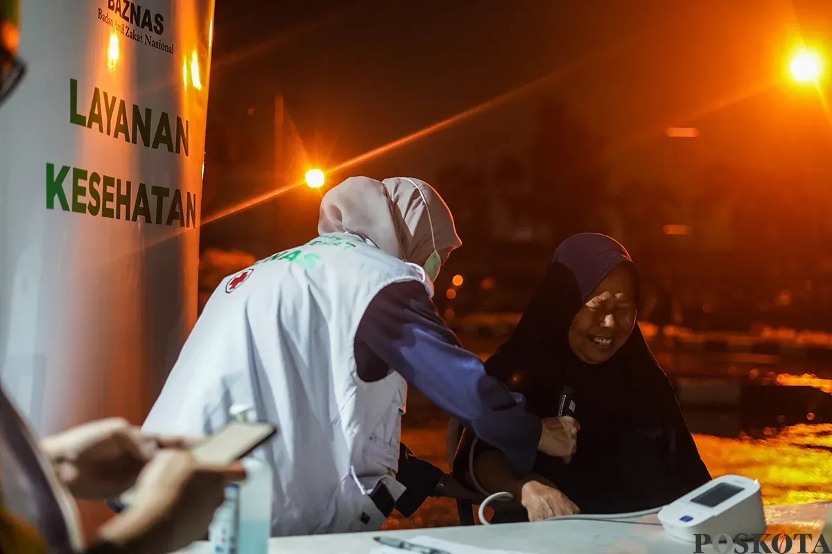 Sejumlah aktivitas warga terdampak banjir saat mengungsi di area gedung kampus Universitas Binawan Cililitan, Jakarta Selatan, Rabu, 4 Maret 2025. (Sumber: Poskota/Bilal Nugraha Ginanjar)
