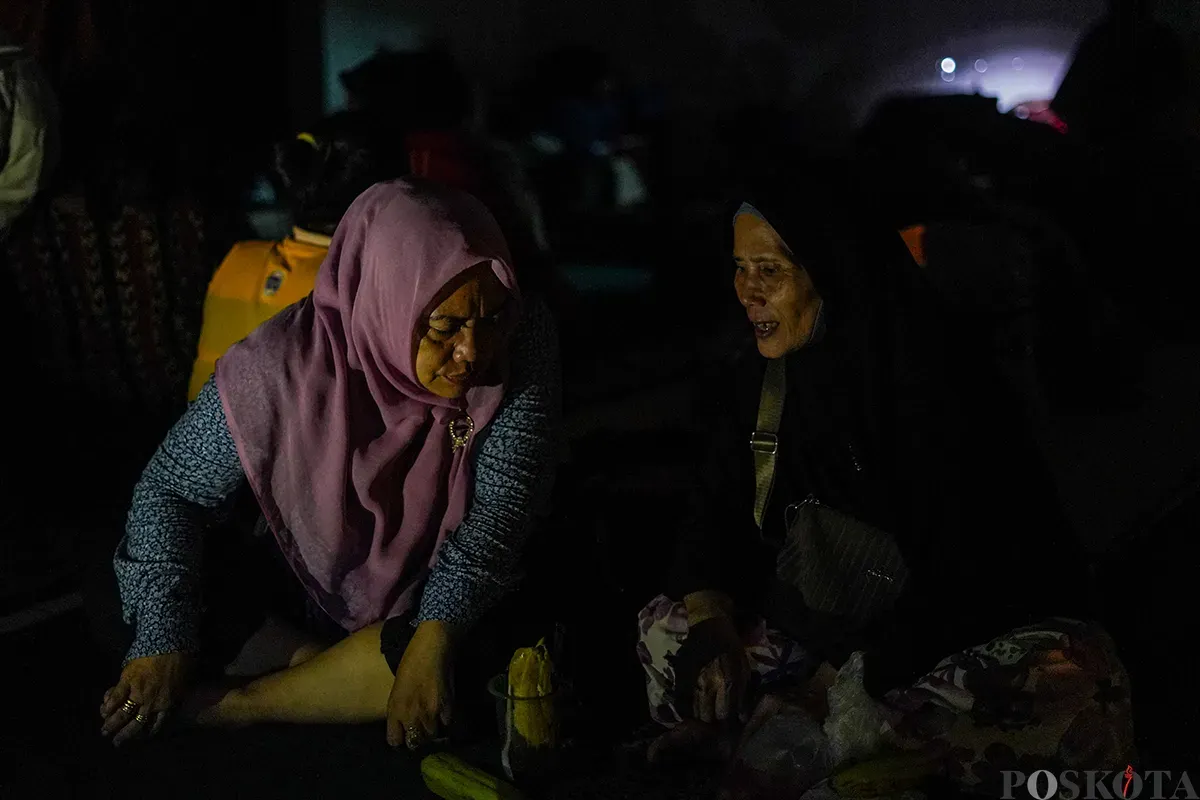 Sejumlah aktivitas warga terdampak banjir saat mengungsi di area gedung kampus Universitas Binawan Cililitan, Jakarta Selatan, Rabu, 4 Maret 2025. (Sumber: Poskota/Bilal Nugraha Ginanjar)