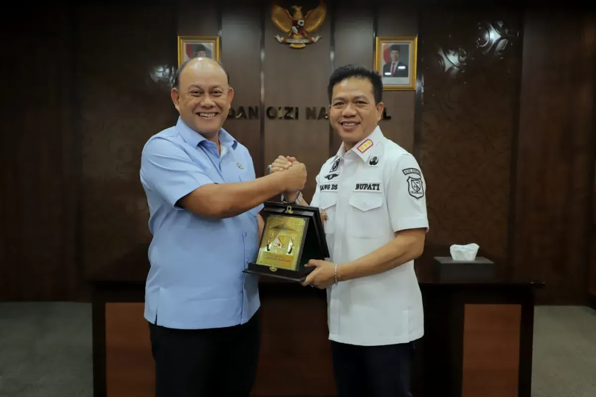 Bupati Bandung, Dadang Supriatna, saat bertemu dengan Kepala Badan Gizi Nasional, Dr. Ir. Dadan Hindayana, untuk membahas aspek teknis Program Makan Bergizi Gratis (MBG). (Sumber: Dok. Humas Pemkab Bandung)