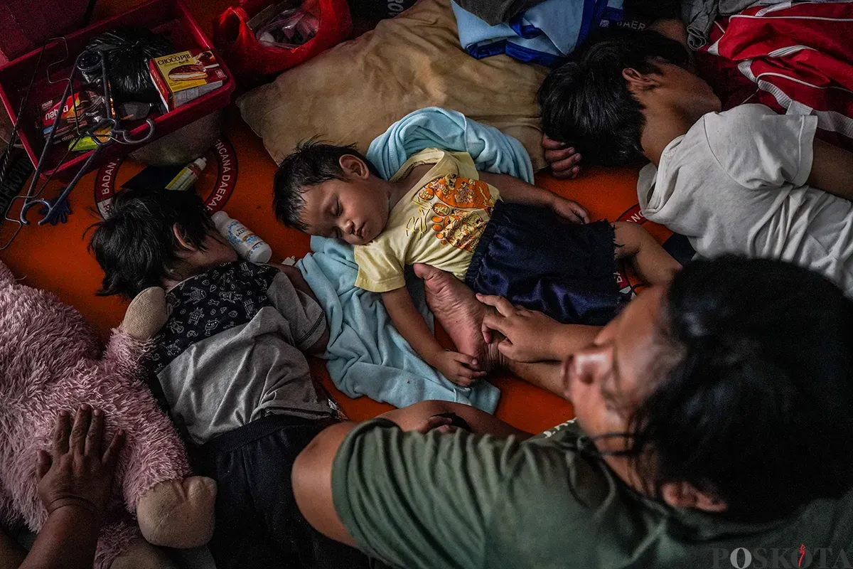 Sebagian warga terdampak banjir masih memilih tinggal di pengungsian di gedung SDN Kampung Melayu 01/02, Jatinegara, Jakarta Timur, Rabu, 5 Maret 2025. (Sumber: Poskota/Bilal Nugraha Ginanjar)