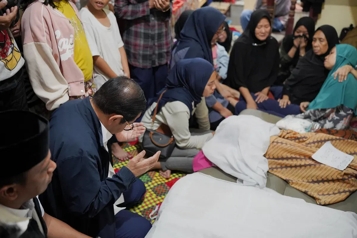 Gubernur Jakarta, Pramono Anung saat menyambangi rumah duka balita bernama Athariz Alsaki yang hanyut saat proses evakuasi di Kelurahan Kebon Baru, Kecamatan Tebet, Jakarta Selatan, Rabu, 5 Maret 2025. (Sumber: Dok. Media Gubernur)