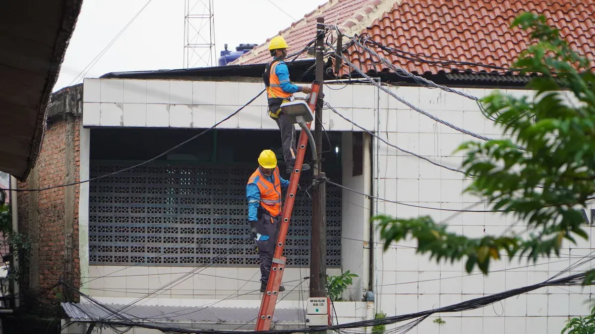 Petugas PLN melakukan proses pemulihan bertahap dengan mengutamakan keselamatan pelanggan sehingga pasokan listrik dapat kembali normal pascabanjir Jakarta. (Sumber: Dok. PLN UID Jakarta Raya)
