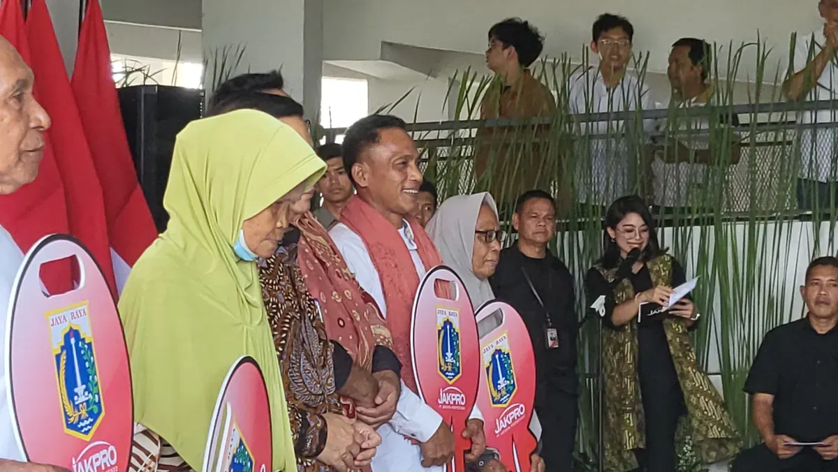 Warga Kampung Bayam Madani menerima kunci Rusun Kampung Susun Bayam (KSB) di Jakarta Utara. (Sumber: Poskota/Pandi Ramedhan)