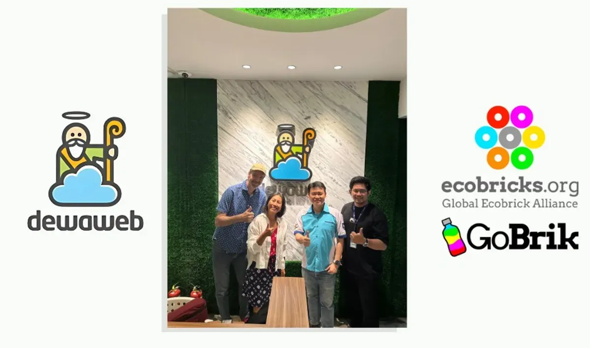Dewaweb dukung Ecobricks selamatkan lingkungan dari limbah plastik.