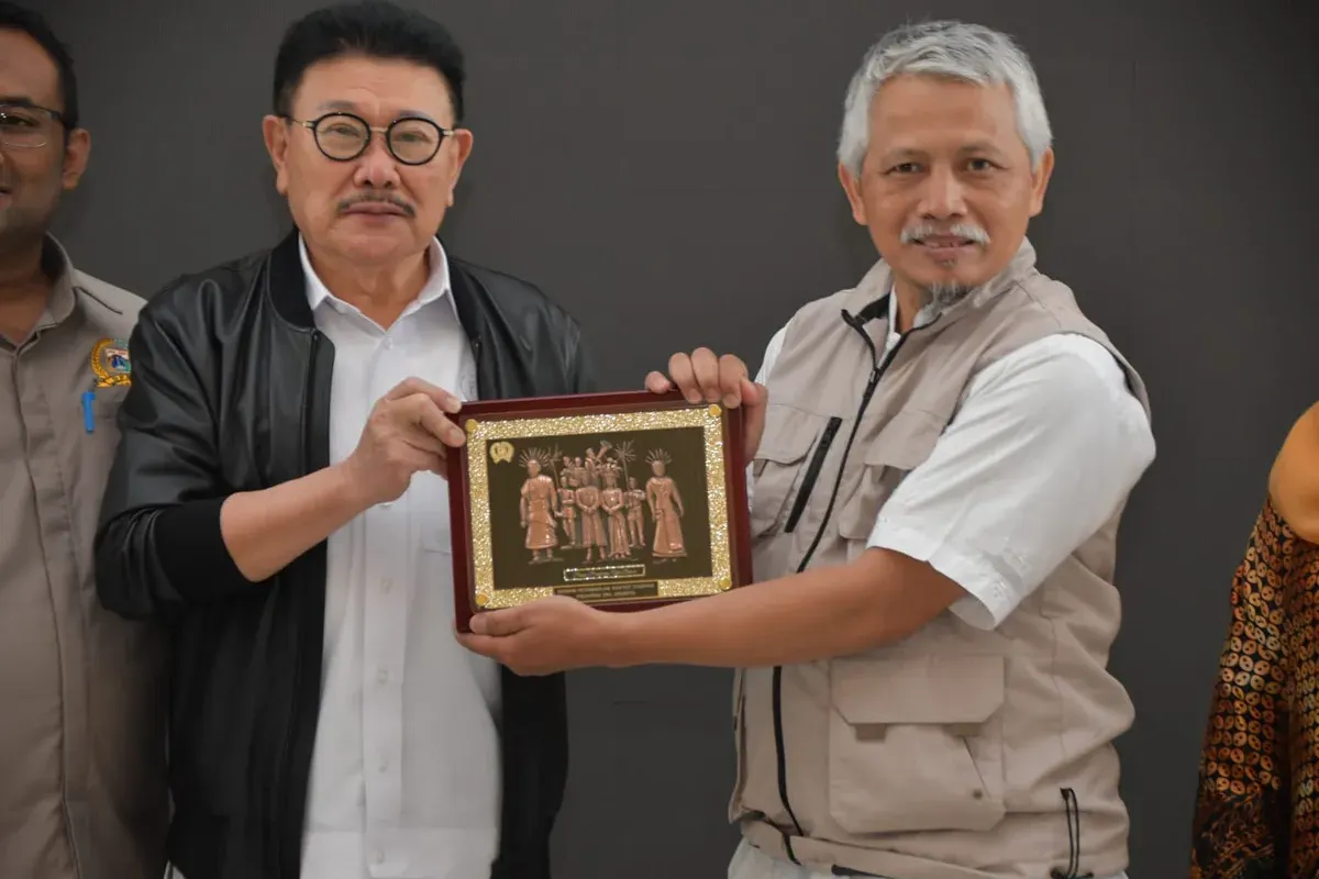 Kepala Bagian Program dan Keuangan Sekretariat DPRD Provinsi Jawa Barat, Arip Ahmad Ripai (kanan). (Sumber: Dok. Humas DPRD Jawa Barat)