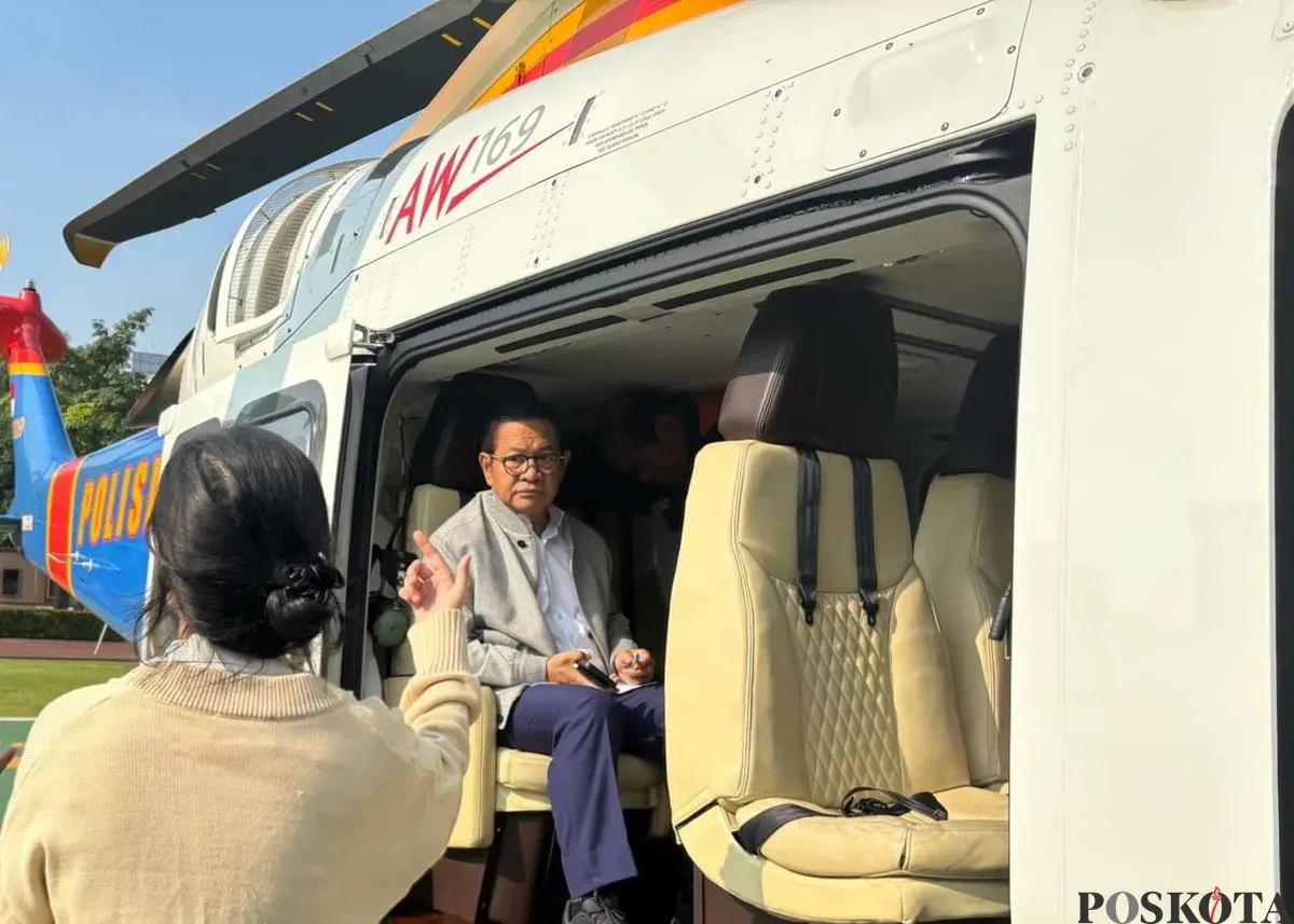 Gubernur Jakarta Pramono Anung melakukan pemantauan banjir menggunakan helikopter, Kamis, 6 Maret 2025. (Sumber: Poskota/Pandi Ramedhan)