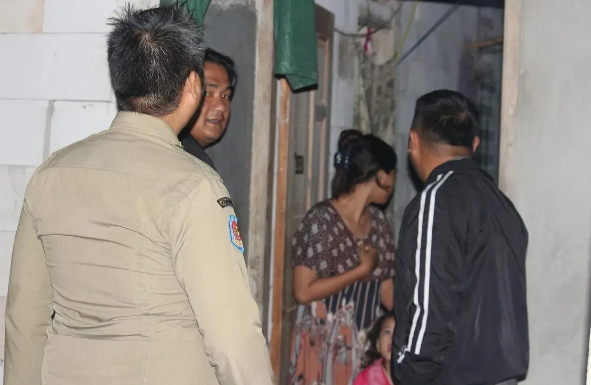 Petugas Satpol PP saat melakukan razia rumah kos di Kecamatan Pasar Kemis. (Sumber: Dok. Satpol PP Kabupaten Tangerang)