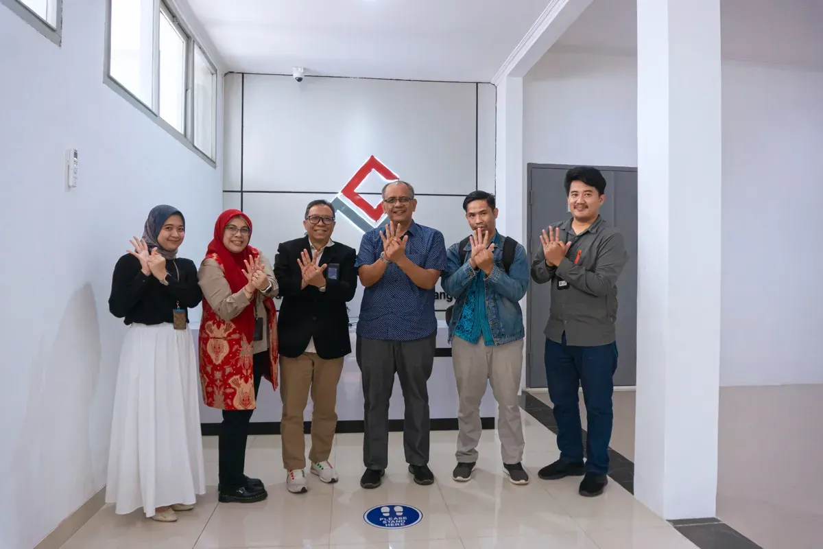 Executive Account Manager Telkom DWS Erna Wiyati (kedua kiri), Direktur RS Dadi Keluarga Ciamis Dhodik M. Utomo (ketiga kanan) saat acara penandatanganan kesepakatan 1 Full Rack di Kantor Telkom Witel Priangan Timur. (Sumber: Dok. Telkom)