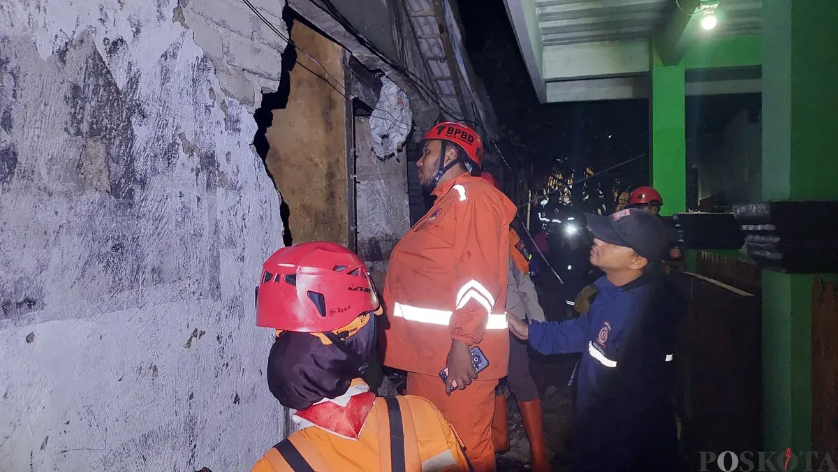 Petugas BPBD Kota Cimahi saat melakukan evakuasi dan assesment di lokasi kejadian, di RW 10 Cireundeu, Kecamatan Cimahi Selatan, Kota Cimahi. Jumat 7 Maret 2025, malam. (Sumber: Poskota/Gatot Poedji Utomo)