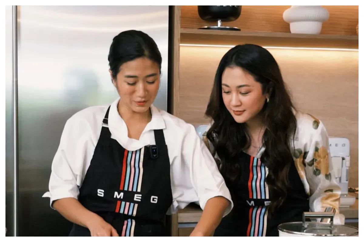 Sherina Munaf bersama dengan Chef Renatta Moeloek sedang masak bareng. (Sumber: Instagram/@smeg.id)