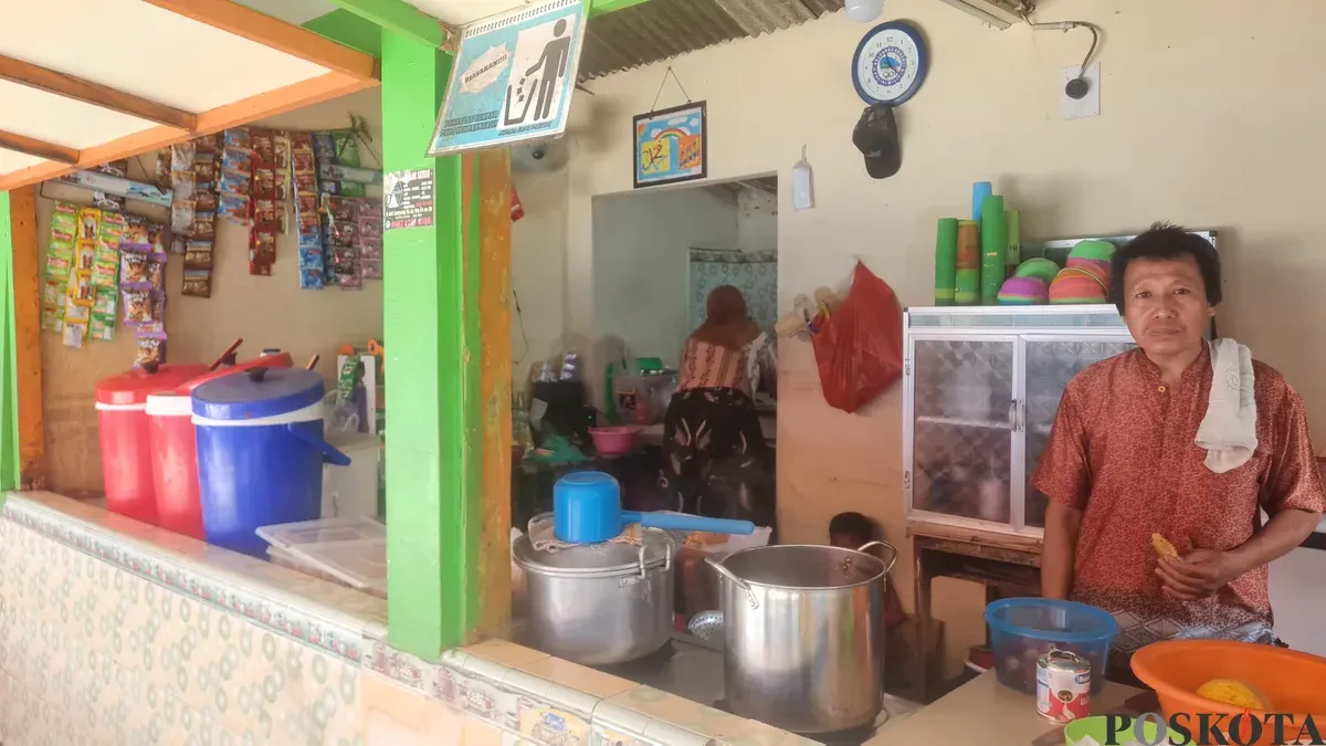 Aan, 53 tahun, salah satu pedagang di sekolah SMP Negeri di Jakarta Barat, mendukung program pemerintah menjalankan renovasi kantin. (Sumber: Poskota/Pandi Ramedhan)