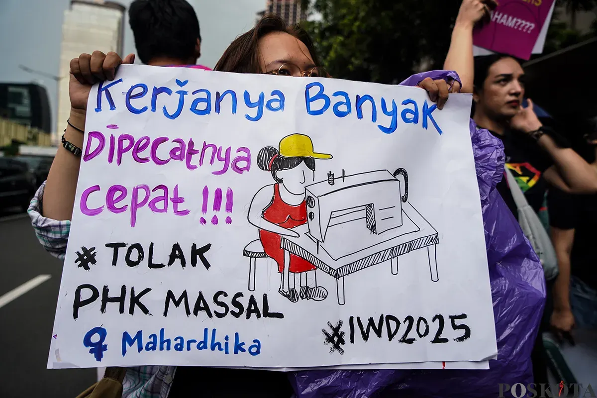 Ratusan perempuan mengikuti aksi damai pada saat memperingati Hari Perempuan Sedunia di Patung Kuda, Jakarta, Sabtu, 8 Maret 2025. (Sumber: Poskota/Bilal Nugraha Ginanjar)