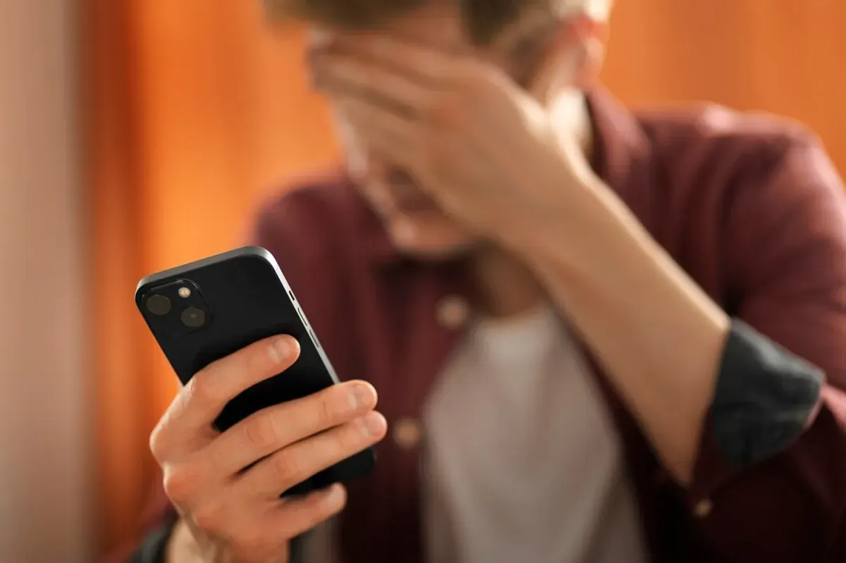 Ikuti beberapa cara mengatasi handphone sering hang berikut ini agar aktivitas tak terganggu. (Sumber: Freepik)