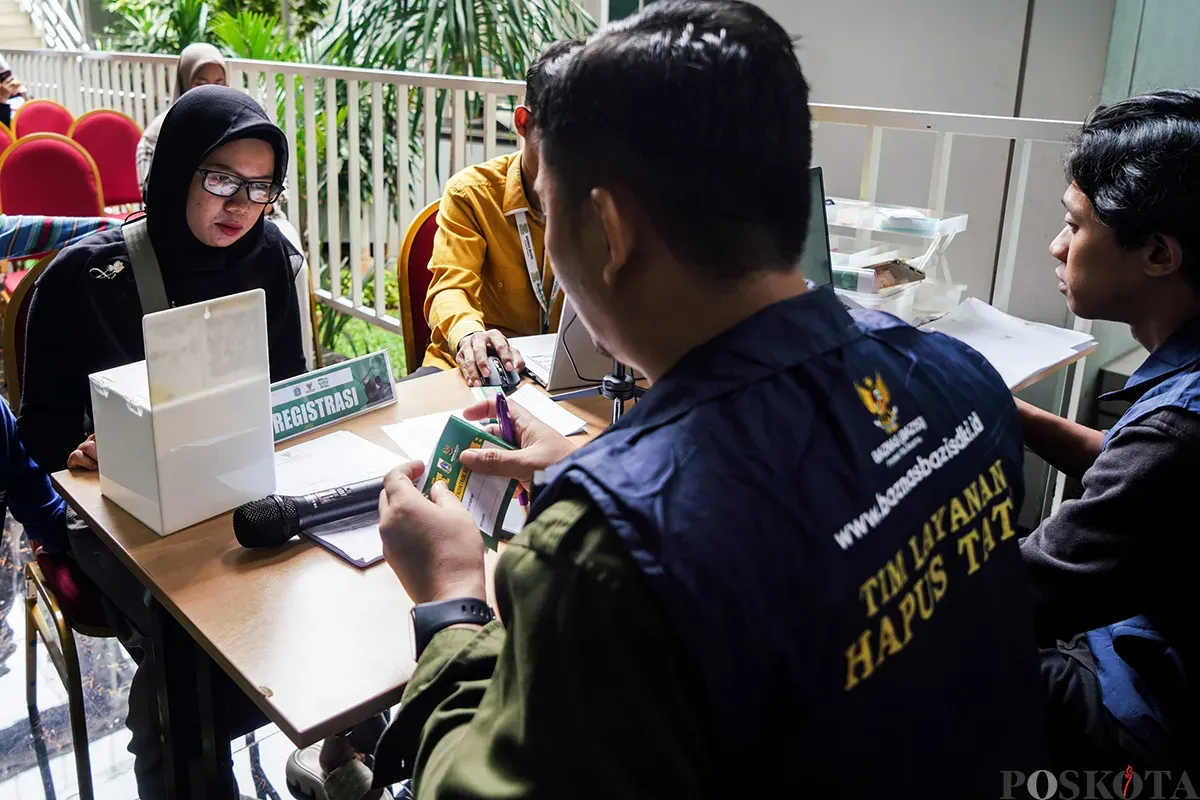 Petugas menghapus tato peserta menggunakan laser di Balai Kota DKI Jakarta, Senin, 10 Maret 2025. (Sumber: Poskota/Bilal Nugraha Ginanjar)