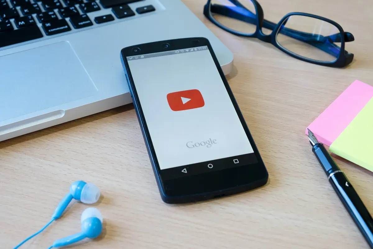 Ilustarsi. Cara menghapus riwayat tontonan dan pencarian secara otomatis di YouTube.(Sumber: Freepik/ijeab)