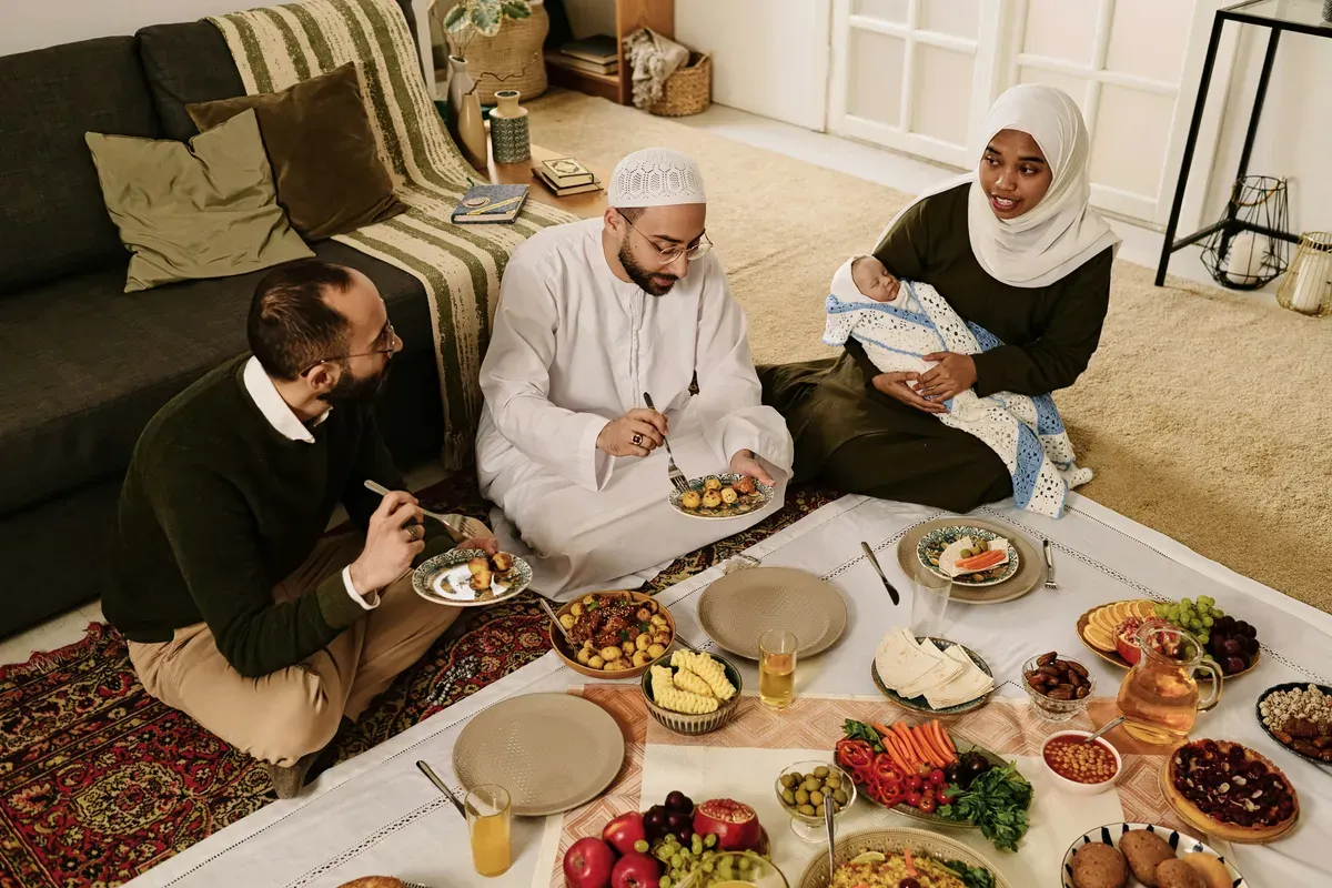Ilustrasi makan saat lebaran. (Sumber: Unsplash/Clique Images)