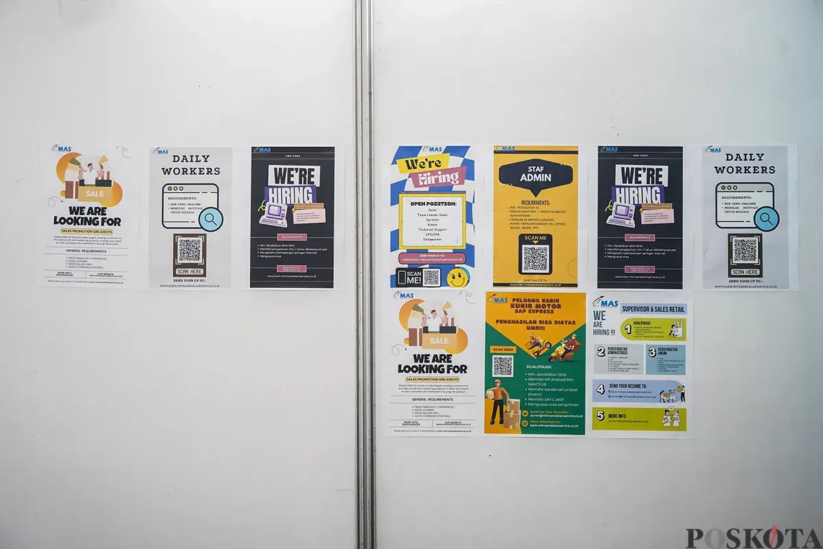 Sejumlah calon tenaga kerja mengunjungi stan salah satu perusahaan di Jakarta Jobfair, Mall Thamrin City, Tanah Abang, Jakarta, Rabu, 12 Maret 2025. (Sumber: Poskoata/ Bilal Nugraha Ginanjar)