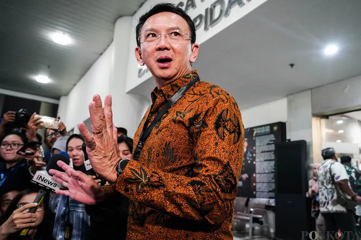 Mantan Komisaris Utama Pertamina, Basuki Tjahaja Purnama alias Ahok, keluar dari Gedung Kejaksaan Agung, Jakarta, Kamis, 13 Maret 2025. (Sumber: Poskoata/ Bilal Nugraha Ginanjar)