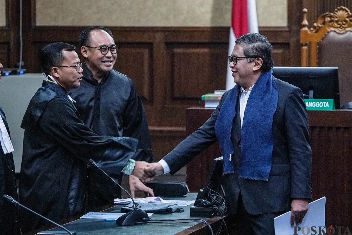 Sekjen Partai Demokrasi Indonesia Perjuangan (PDIP) Hasto Kristiyanto menjalani sidang perdananya di Pengadilan Tipikor, Jakara Pusat. (Sumber: Poskota/Bilal Nugraha Ginanjar)