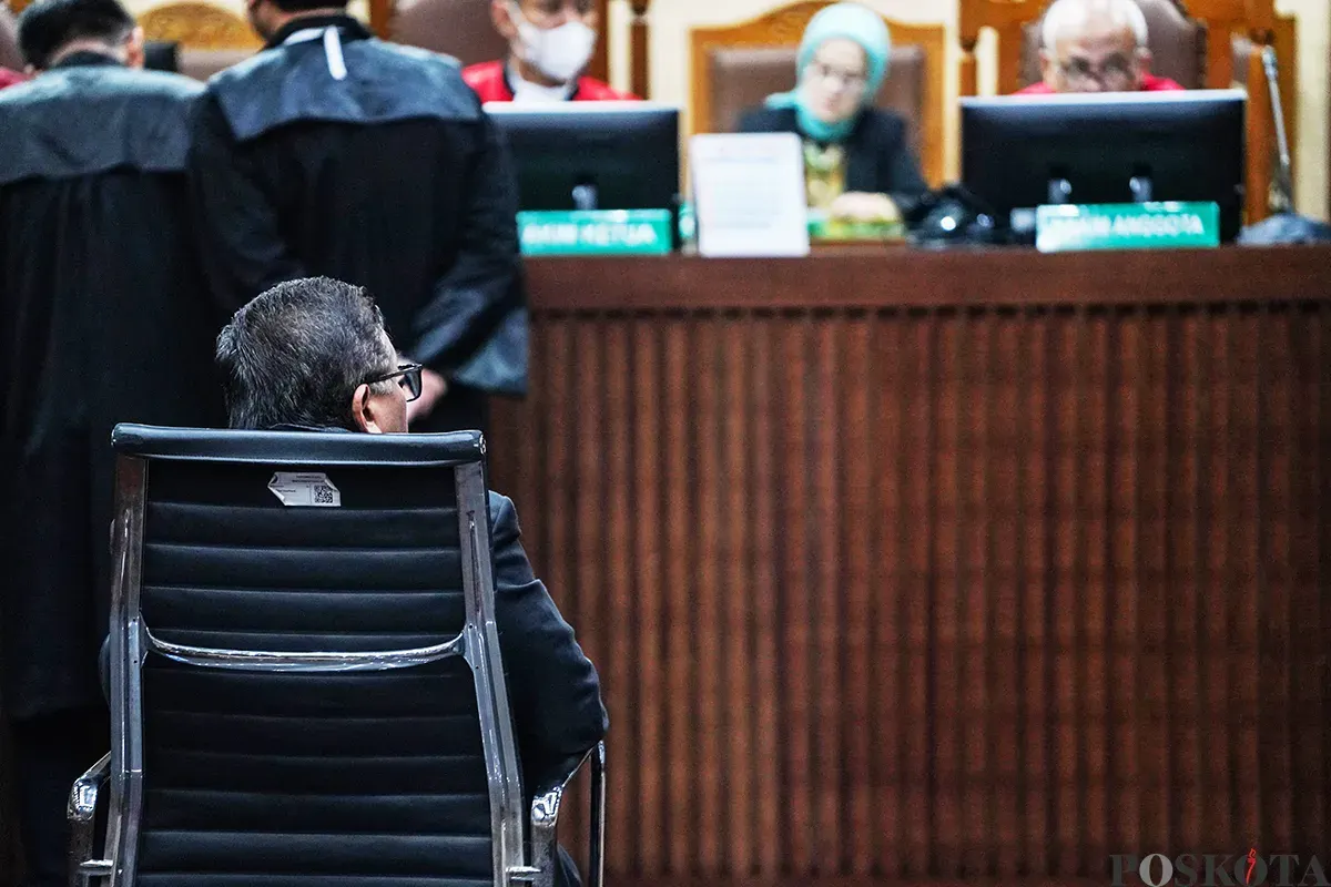 Sekjen Partai Demokrasi Indonesia Perjuangan (PDIP) Hasto Kristiyanto menjalani sidang perdananya di Pengadilan Tipikor, Jakara Pusat, Jumat, 14 Maret 2025. (Sumber: Poskota/Bilal Nugraha Ginanjar)