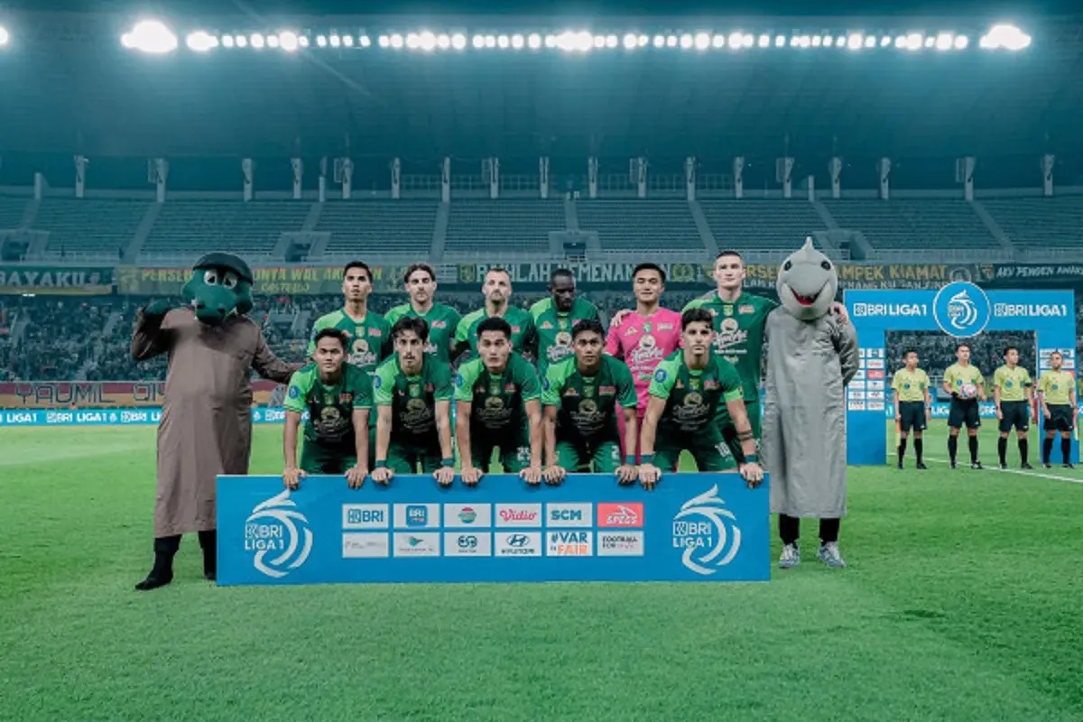 Setelah Dewa United tersingkir, Persebaya jadi satu-satunya pesaing Persib dalam perburuan gelar juara Liga 1 2024-25 musim ini. (Foto: persebaya.id)
