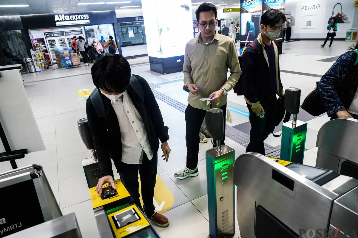 Calon penumpang menempelkan ponsel ke mesin pemindai untuk membayar kereta Moda Raya Terpadu (MRT) di Stasiun MRT Bundaran HI, Jakarta, Jumat 14 Maret 2025. (Sumber: Poskota/Bilal Nugraha Ginanjar)
