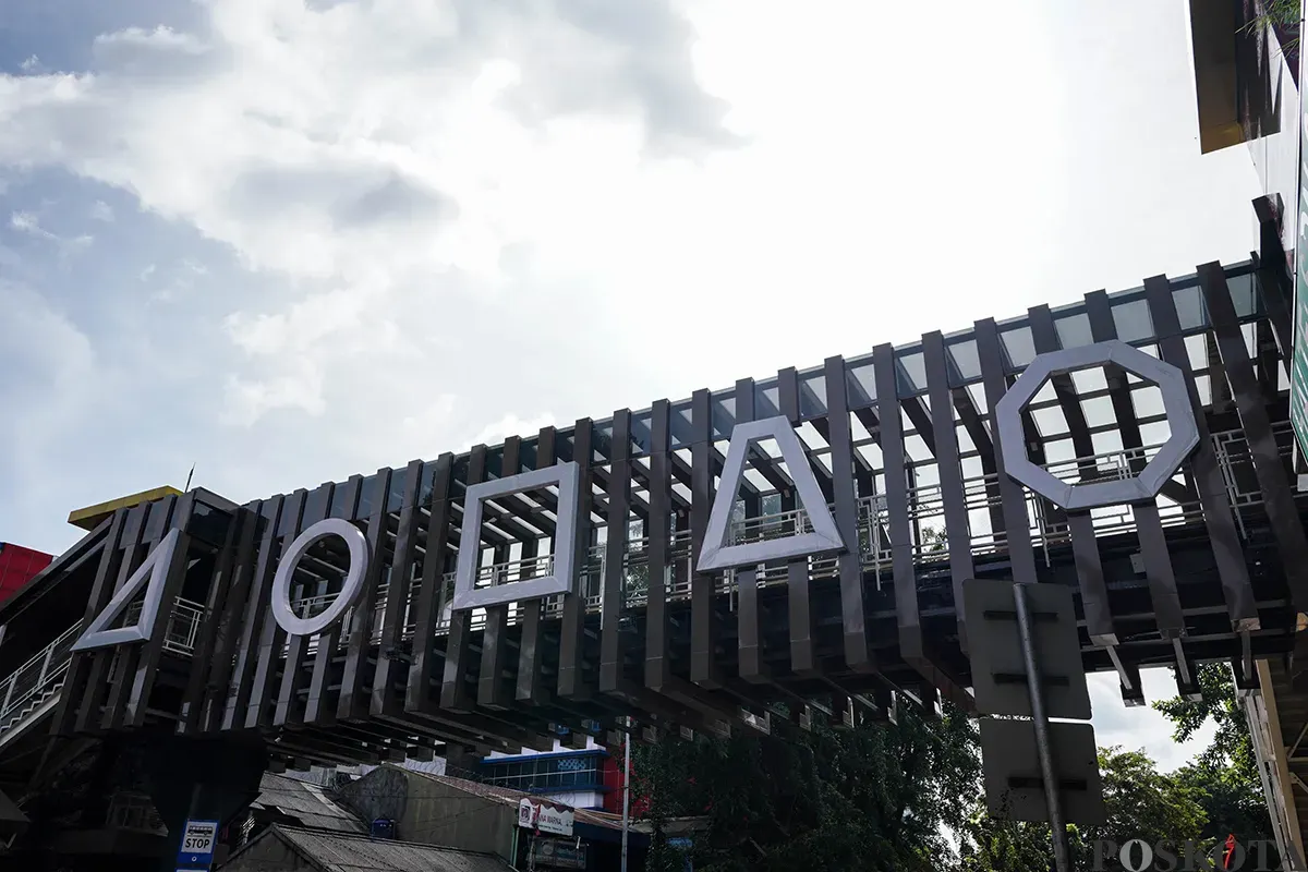 Konstruksi Jembatan Penyebrangan Orang (JPO) Dukuh dengan ornamen hiasan pada dinding berbentuk bangun ruang di Jakarta Timur, Sabtu, 15 Maret 2025. (Sumber: Poskota/Bilal Nugraha Ginanjar)