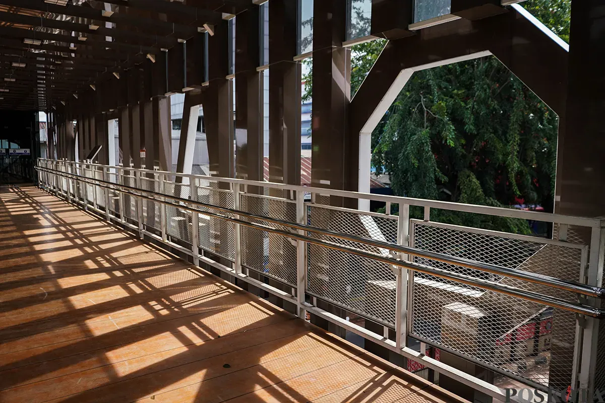 Konstruksi Jembatan Penyebrangan Orang (JPO) Dukuh dengan ornamen hiasan pada dinding berbentuk bangun ruang di Jakarta Timur, Sabtu, 15 Maret 2025. (Sumber: Poskota/Bilal Nugraha Ginanjar)